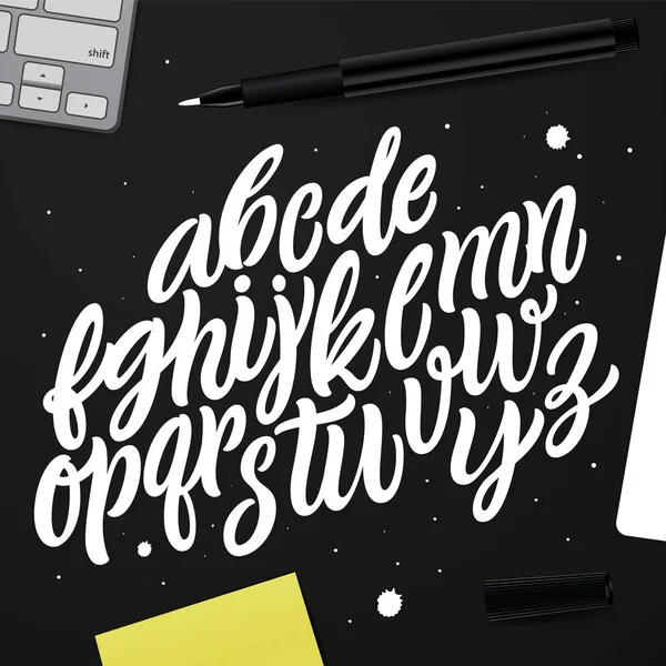 Tasarım için el yazısı alfabesi. El yazısı fırça tarzı modern kaligrafi cursive yazı tipi. 