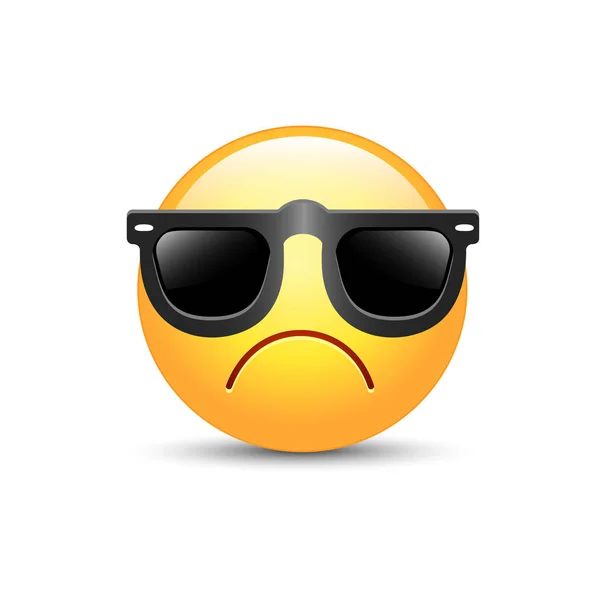 Cara de emoji enojada con gafas de sol. Lindo emoticono triste con gafas de sol negras . — Vector de stock