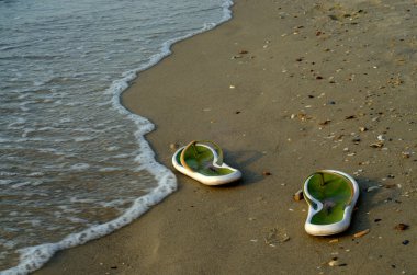 kumlu bir plaj terlikleri