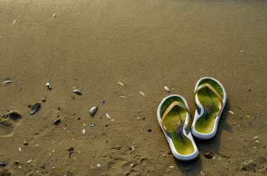 Lastik terlikler kum