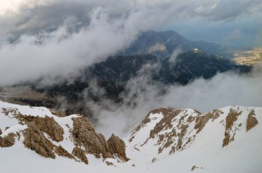 Bulutların arasındaki dağlar