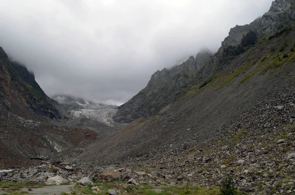 Gürcistan'da buzul yakınında