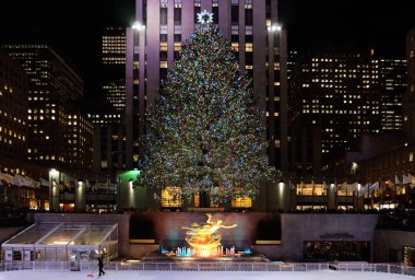 New York, Usa - 19 Aralık 2016: Rockefeller Noel ağacı - Norveç ladini. Yeni yıl dekorasyonları.