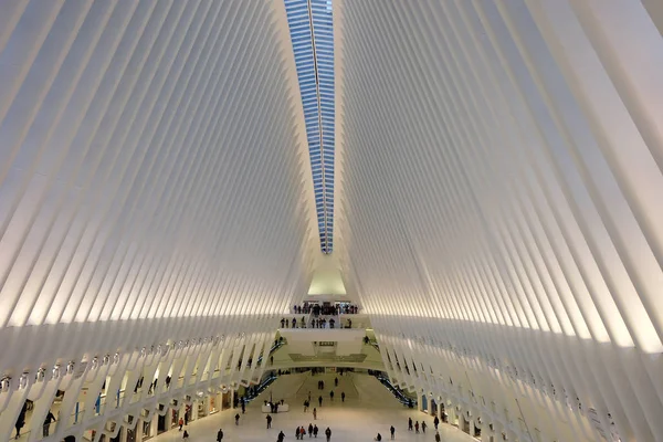 New York, Ny, Usa - 15 Kasım 2017: Westfield Dünya Ticaret Merkezi 'ndeki Oculus binasının içi