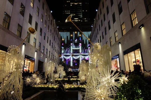 Nowy Jork, Usa - 20 grudnia 2016: Świąteczne dekoracje w pobliżu Rockefeller Center, anioły i światła Obrazy Stockowe bez tantiem