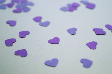 2020 Sevgililer Günü için altın arka planda minik mor kalpler. Tatil havası.