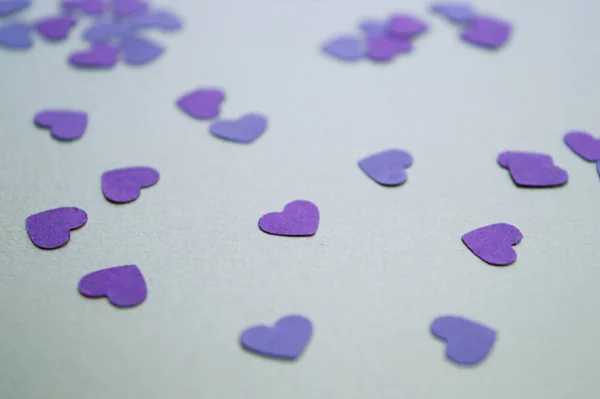 2020 Sevgililer Günü için altın arka planda minik mor kalpler. Tatil havası.