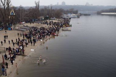 Kyiv, Ukrayna - 19 Ocak 2020. İsa 'nın vaftizinin kutlaması. İnsanlar Hydropark 'taki Dnipro Nehri' nin soğuk sularına giriyorlar..