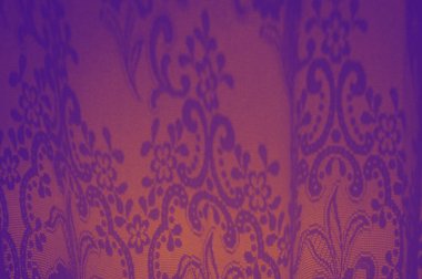 Pencereden gelen güneş tarafından yaratılan büyüleyici mor ve turuncu ornameler. Parlak güneş ışığının geometrik şekilli gölgeleriyle soyut gradyan güzel arkaplan.