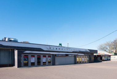 KYIV, UKRAINE - 5 Nisan 2020: Livoberezhna metro istasyonu gündüzleri alışılmadık bir şekilde kapalı ve karantina zamanında boş. Koronavirüs yüzünden kimse yok.