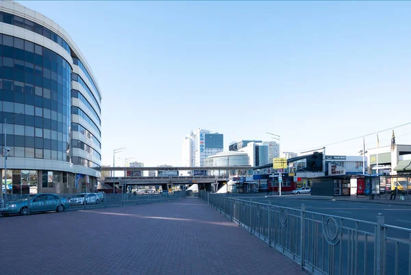 KYIV, UKRAINE - APRIL 5, 2020: Empty street near Livoberezhna subway during quarantine time. No people because of coronavirus. Shopping center with windows of blue mirror glass — Stock Photo, Image