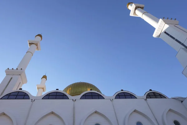 NUR-SULTAN, ASTANA, KAZAKHSTAN - 3 Haziran 2015: Nur Astana camisine özel görüş açısı, güzel geometri ve gökyüzü arka planında çizgiler