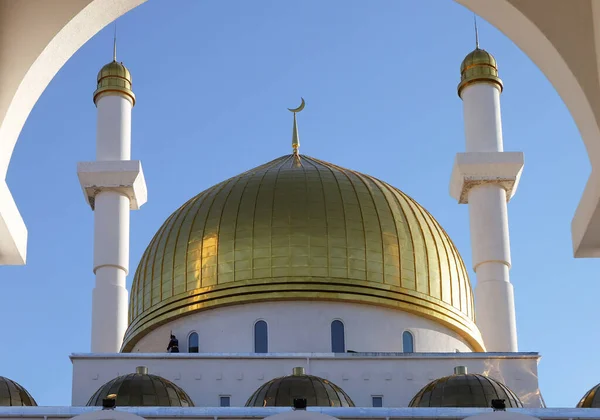 NUR-SULTAN, ASTANA, KAZAKHSTAN - 3 Haziran 2015: Beyaz Nur Astana Camii 'nin altın kubbesi güzel geometri ve çizgilerin içinde yarım ay var