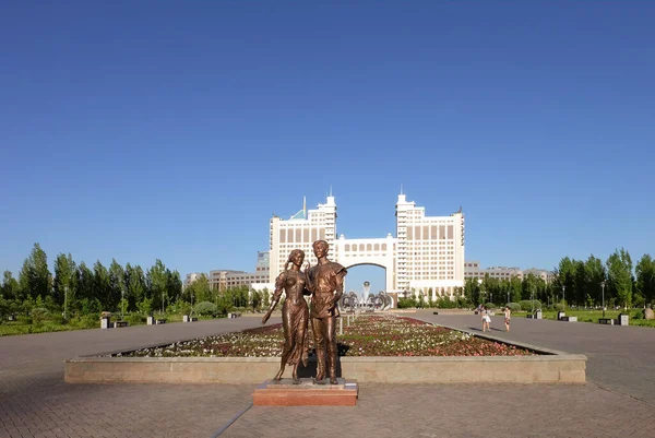 NUR-SULTAN, ASTANA, KAZAKHSTAN - JUNE 3, 2015: A bronze monument of the girl and boy sraying in front of KazMunayGas, the state-owned oil and gas company. Empty city square with sculpture — Stock Photo, Image