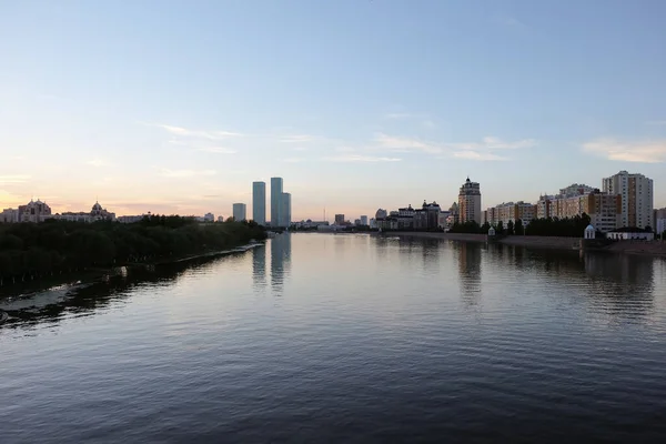 NUR-SULTAN, ASTANA, KAZAKHSTAN - 3 HAZİRAN 2015: Ishim Nehri 'nin pürüzsüz yüzeyi ve şehir manzaralı güzel bir panoraması