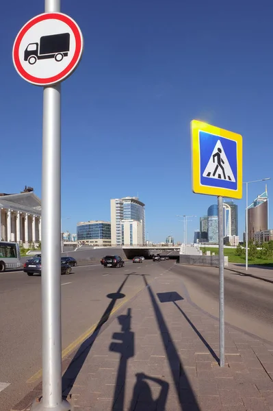 NUR-SULTAN, ASTANA, KAZAKHSTAN - 3 Haziran 2015: Gölge bileşimi tasarlanmış şehir merkezinde trafik işaretleri. Moda sürüş konsepti