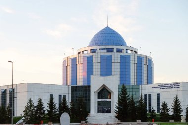 NUR-SULTAN, ASTANA, KAZAKHSTAN - 3 Haziran 2015: Günbatımında bir Ulusal Sanat Galerisi 