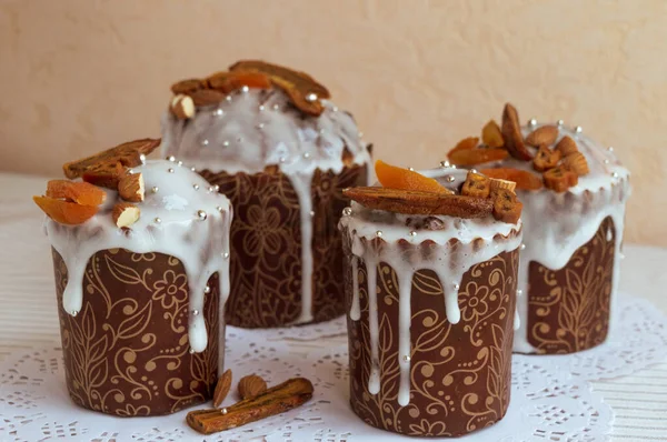 Lezzetli Paskalya pastaları kurutulmuş muzlar, turuncu kayısılar, bademler ve küçük zarif inci şekerlerle süslenmiş beyaz peçetelerle birlikte. Geleneksel Ortodoks Paskalya ekmeği - kulich.