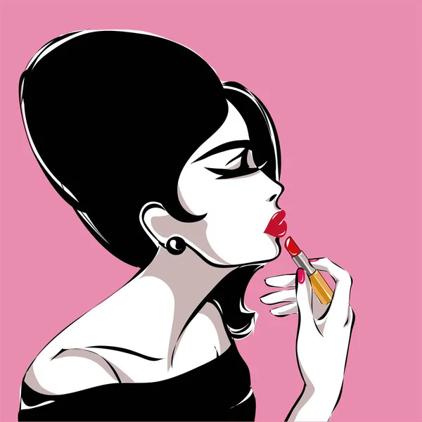 Retro mujer de la moda hace maquillaje, la aplicación de lápiz labial rojo en los labios, pop art estilo retrato vector — Vector de stock