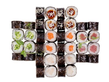 Büyük suşi seti beyaz arkaplanda izole edildi