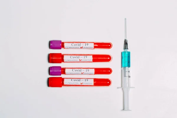コロナウイルスのワクチンだ 検査管におけるコロナウイルス陽性血液検査 — ストック写真