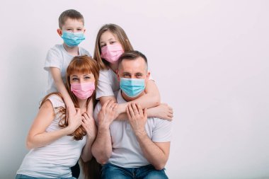 Karantina sırasında maskeli genç bir aile