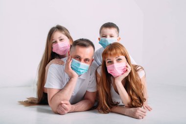 Karantina sırasında maskeli genç bir aile