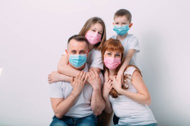 Karantina sırasında maskeli genç bir aile