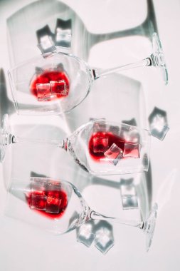 Bir kadeh kırmızı şarap. Işık ve gölgenin oyunu