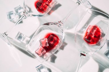 Bir kadeh kırmızı şarap. Işık ve gölgenin oyunu