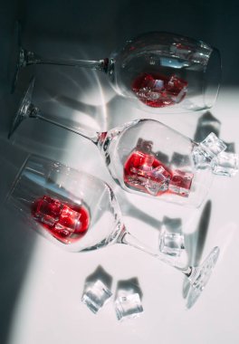 Bir kadeh kırmızı şarap. Işık ve gölgenin oyunu