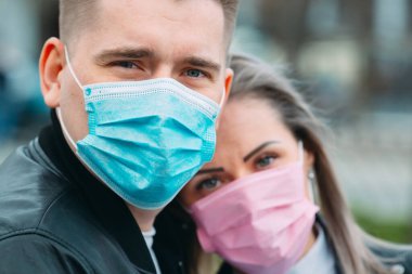 Tıbbi maskeli birkaç Avrupalı 'nın portresi