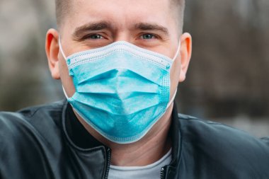 Tıbbi maskeli Avrupalı bir adamın portresi