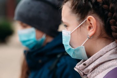 Tıp maskeli okul çağındaki çocuklar. Okul çocuklarının portresi