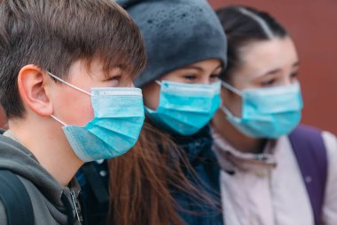 Tıp maskeli okul çağındaki çocuklar. Okul çocuklarının portresi
