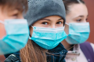 Tıp maskeli okul çağındaki çocuklar. Okul çocuklarının portresi