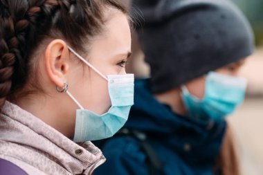 Tıp maskeli okul çağındaki çocuklar. Okul çocuklarının portresi
