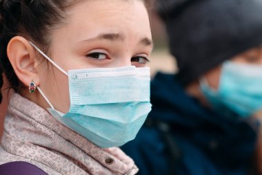 Tıp maskeli okul çağındaki çocuklar. Okul çocuklarının portresi