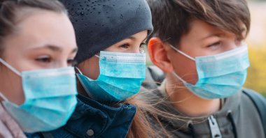 Tıp maskeli okul çağındaki çocuklar. Okul çocuklarının portresi