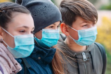 Tıp maskeli okul çağındaki çocuklar. Okul çocuklarının portresi