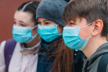 Tıp maskeli okul çağındaki çocuklar. Okul çocuklarının portresi