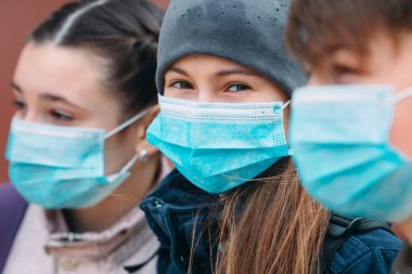 Tıp maskeli okul çağındaki çocuklar. Okul çocuklarının portresi