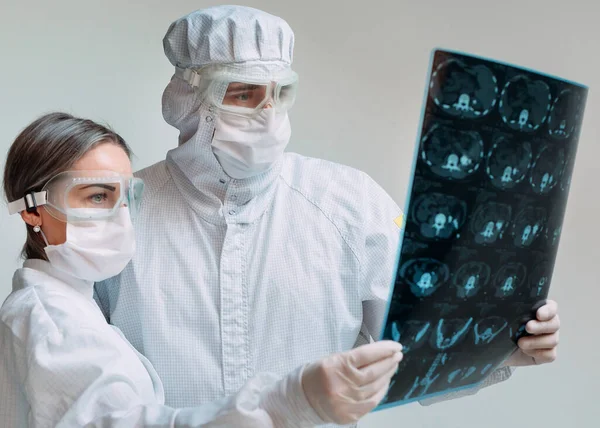 Лікарі Стоять Білому Тлі Вивчають Рентген Пневмонії Пацієнта Ковід Клініці — стокове фото