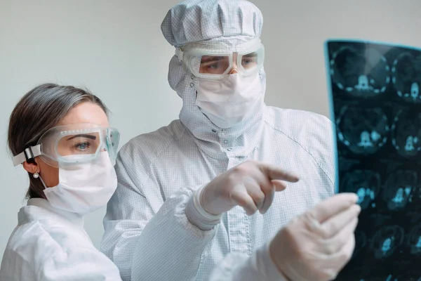 白い背景に立っている医師は クリニックのCovid 19患者の肺炎のX線を検査します コロナウイルスの概念 — ストック写真