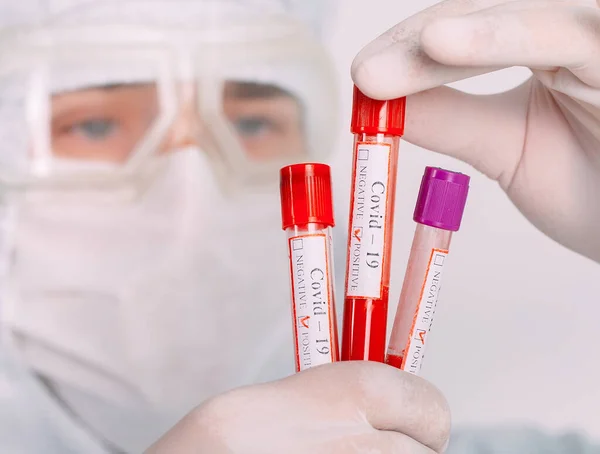 마스크를 의사와 코로나 바이러스 샘플이 시험관을 보호용 장갑이군 독감을 예방하는 — 스톡 사진