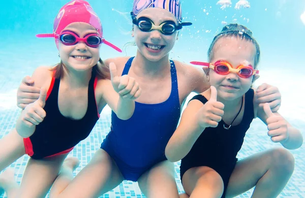 Onderwaterfoto Van Jonge Vrienden Zwembad — Stockfoto
