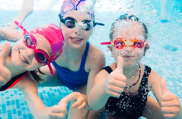 Onderwaterfoto Van Jonge Vrienden Zwembad — Stockfoto
