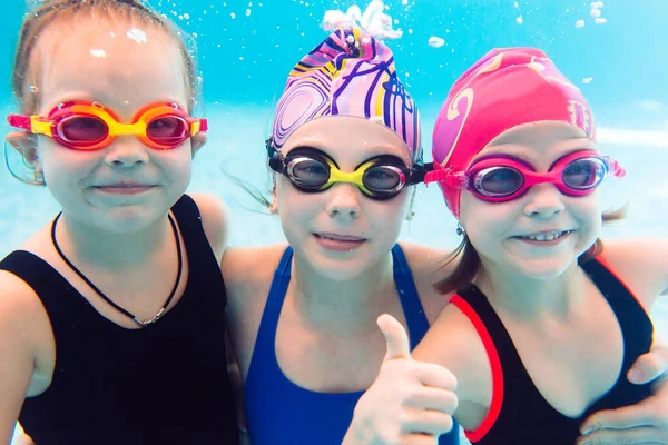 Undervattensfoto Unga Vänner Poolen — Stockfoto