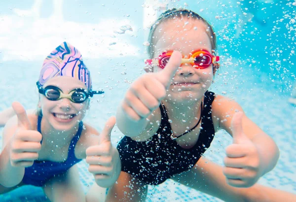 Photo Sous Marine Jeunes Amis Dans Piscine — Photo