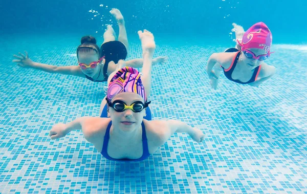 Unterwasserfoto Von Jungen Freunden Schwimmbad — Stockfoto